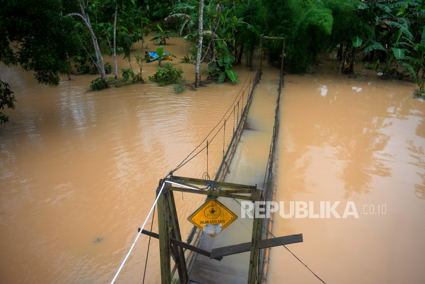 Dua jembatan penghubung utama antarkecamatan di Ciranjang, Cianjur, Jawa Barat, tidak dapat dilalui untuk sementara karena putus dan rusak berat setelah dihantam banjir bandang (Foto: ilustrasi)