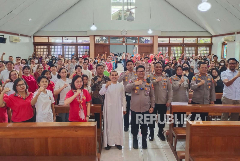 Jajaran Polres Indramayu melaksanakan kegiatan Minggu Kasih untuk menyerap aspirasi pemuka agama dan jemaat di Gereja Katolik Santo Mikael, Indramayu, Jawa Barat, Ahad (20/8/2023). 