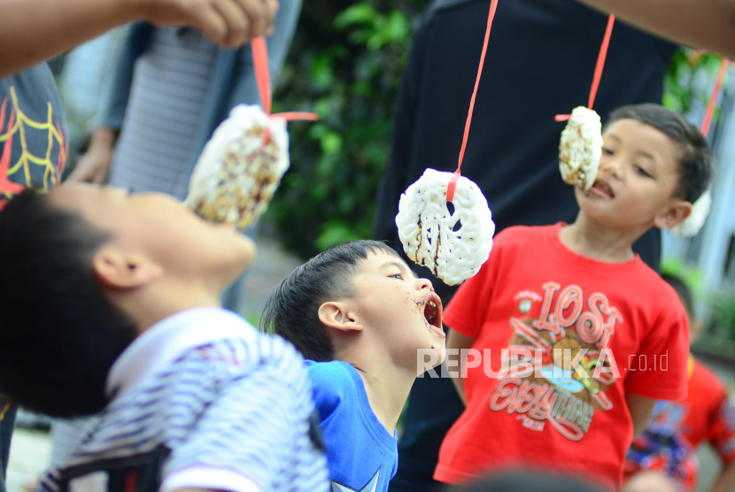 Lomba makan kerupuk untuk memeriahkan HUT ke-78 Republik Indonesia (ilustrasi). Lomba yang digelar pada 17 Agustus dinilai memberikan banyak manfaat untuk anak.
