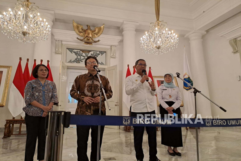 Menteri Kesehatan RI Budi Gunadi Sadikin (kedua dari kiri) dan Penjabat Gubernur DKI Jakarta Heru Budi Hartono (dua dari kanan) dalam konferensi pers mengenai upaya penurunan angka stunting di Balai Kota Jakarta, Rabu (1/2/2023). 