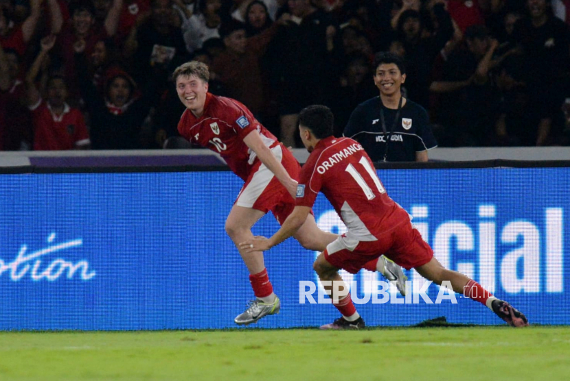 Penyerang Timnas Indonesia Ole Romeny melakukan selebrasi seusai mencetak gol ke gawang Bahrain dalam laga kualifikasi piala dunia 2026 di Stadion Utama GBK, Selasa (25/3/2025).