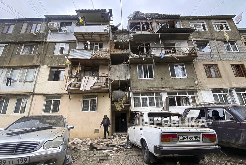 Bangunan apartemen tempat tinggal yang rusak akibat penembakan terlihat di Stepanakert di wilayah Nagorno-Karabakh yang memisahkan diri di Azerbaijan.