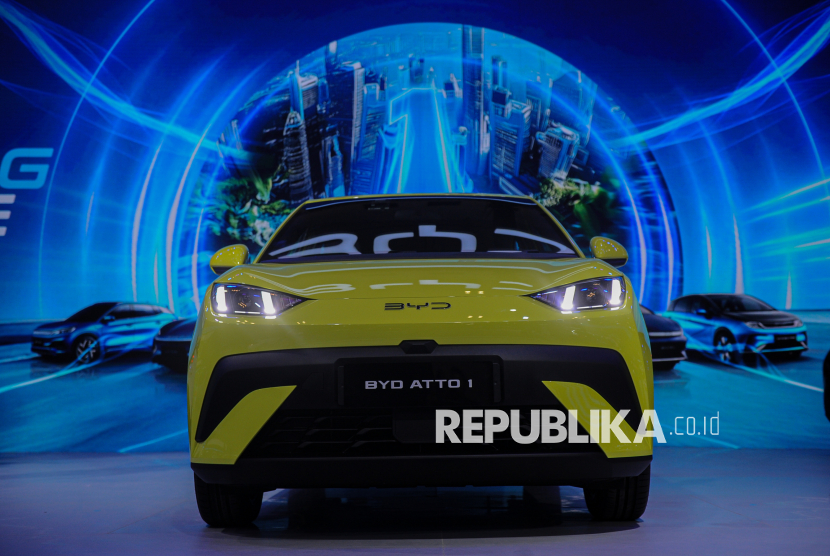 Mobil BYD Atto 1 dipamerkan pada acara Gaikindo Indonesia Internasional Auto Show (GIIAS) 2025 di ICE BSD, Tangerang, Banten, Rabu (23/7/2025). Pada gelaran GIIAS 2p25, BYD resmi meluncurkan kendaraan mobil BYD Atto 1, yakni mobil listrik di segmen battery atau electric vehicle (EV) yang harganya hampir setara dengan mobil jenis low cost green car (LCGC) yakni dibawah Rp200 juta atau Rp195 juta. Mobil tersebut memiliki dua pilihan baterai yakni 30,08 kWh dengan jarak tempuh 300 km dan 38,88 dengan jarak tempuh 380 km melalui metode pengetesan NEDC (New European Driving Cycle).