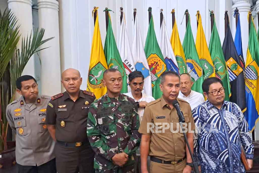 Penjabat (Pj) Gubernur Jawa Barat (Jabar) Bey Machmudin memberikan keterangan seusai rapat Tim Pengendalian Inflasi Daerah (TPID) di Gedung Sate, Kota Bandung, Senin (18/9/2023)
