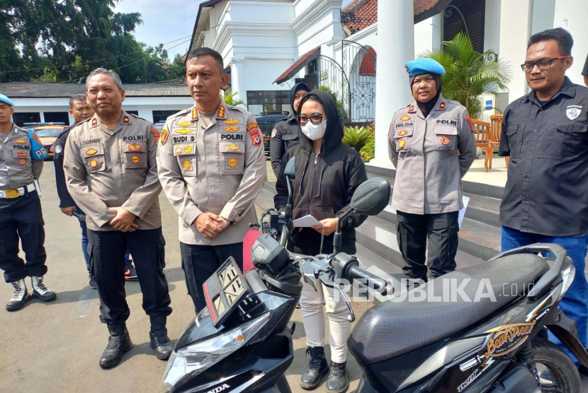 Kapolrestabes Bandung Kombes Pol Budi Sartono memberikan keterangan terkait polisi di Polsek Sukasari yang diduga meminta sejumlah uang kepada korban begal di Mapolrestabes Bandung, Rabu (27/9/2023).