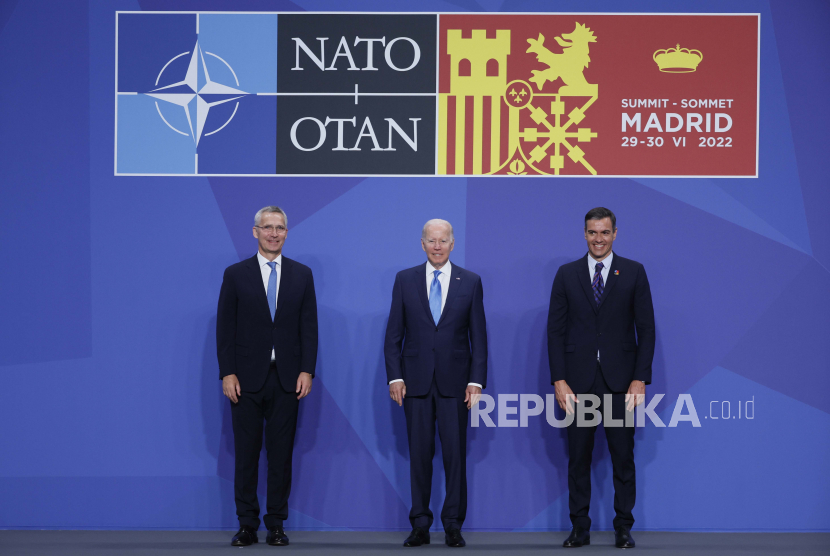 Sekretaris Jenderal NATO, Jens Stoltenberg (kiri), dan Perdana Menteri Spanyol, Pedro Sanchez (kanan), menyambut Presiden AS, Joe Biden (tengah), pada hari pertama KTT NATO. Rusia dan China mengecam keras pernyataan NATO yang menyebut Rusia sebagai ancaman langsung dan China sebagai tantangan serius