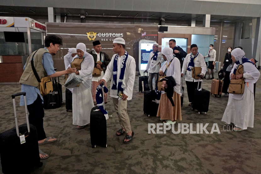 Jamaah umroh Abhinaya PT Dava Tour & Travel bersiap di gate keberangkatan di Terminal 3 Bandara Internasional Soekarno-Hatta, Tangerang, Banten, Sabtu (29/4/2023). Travel Umroh Dukung Penerapan E-Visa Arab Saudi untuk Indonesia