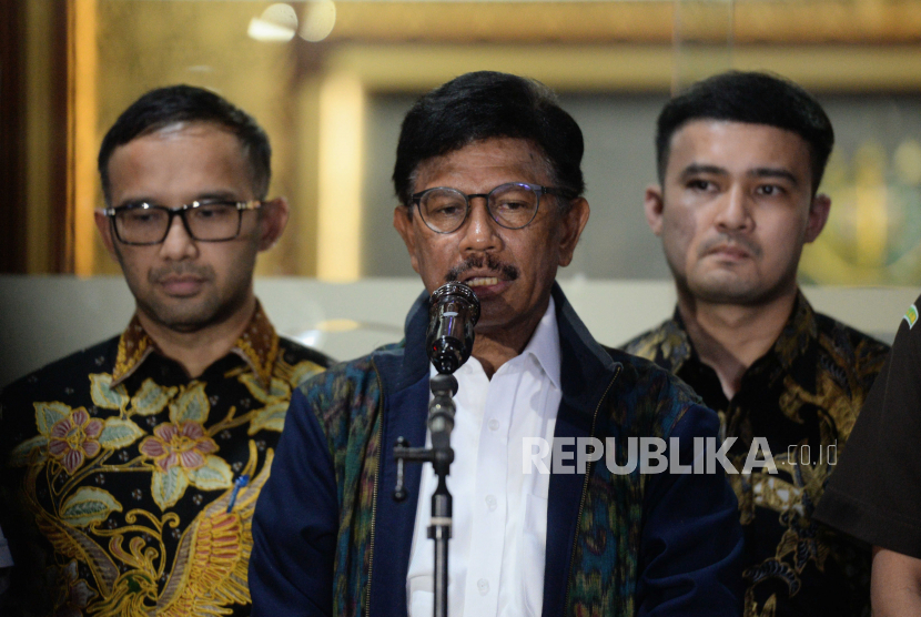 Menteri Komunikasi dan Informatika Johnny G. Plate (tengah) menyampaikan konferensi pers usai menjalani pemeriksaan di Jakarta, Selasa (14/2/2023). Jhonny akan kembali dipanggil Kejagung pada Rabu pekan depan. (ilustrasi)