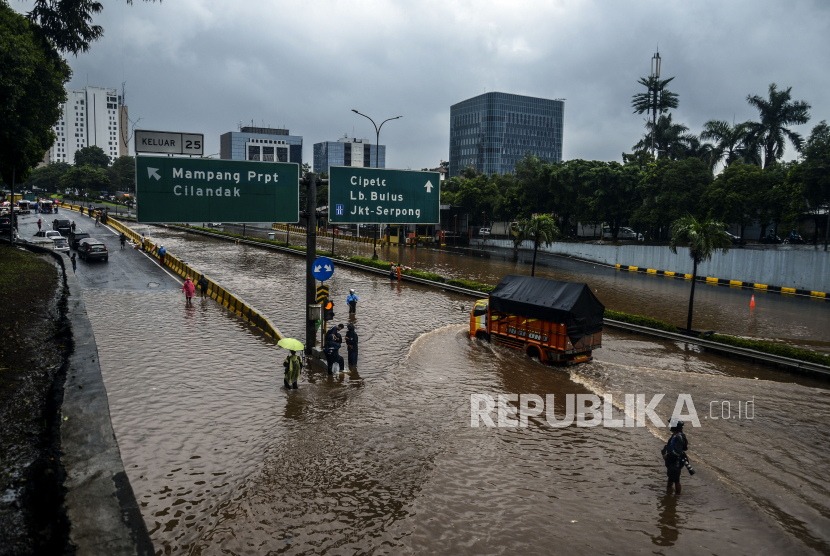 Sejumlah kendaraan melintasi banjir di ruas Tol TB Simatupang, Jakarta Selatan, Sabtu (20/2). Banjir yang disebabkan tingginya curah hujan tersebut menyebabkan kemacetan panjang di ruas tol tersebut. Republika/Putra M. Akbar