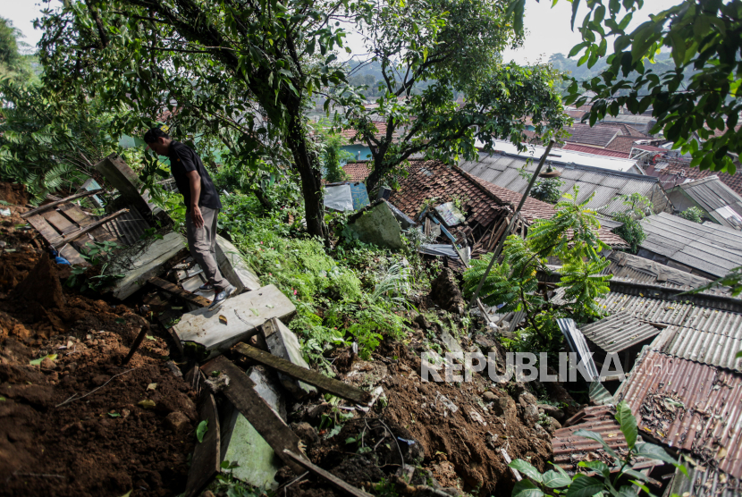 Warga melihat kondisi rumah yang terdampak longsor di Kampung Lebak Kantin, Sempur, Kota Bogor, Jawa Barat, Senin (25/3/2024). Bencana longsor yang dipicu oleh hujan deras pada Ahad (24/3/2024) malam, mengakibatkan empat rumah mengalami rusak berat dan dua warga meninggal dunia.