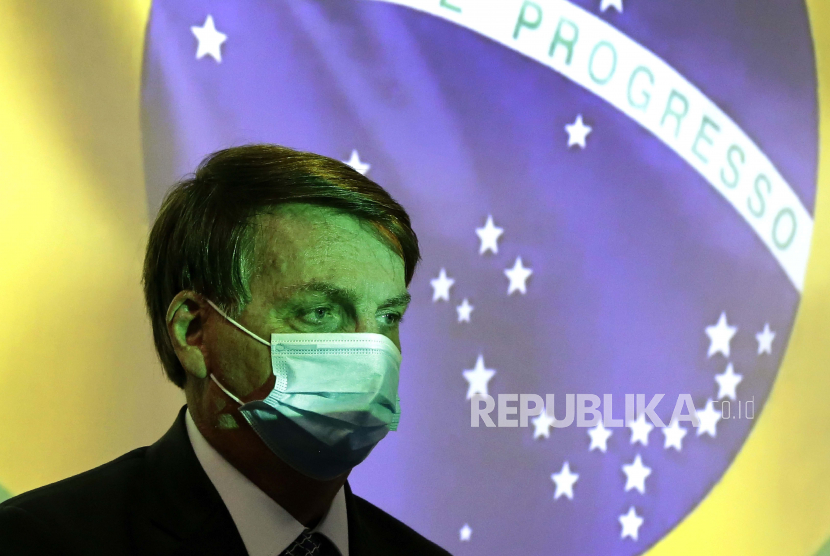  Presiden Brasil Jair Bolsonaro mengenakan masker di tengah pandemi Covid-19. Brasil akan resmi memperpanjang program pemerintah untuk membantu perekonomian masyarakat yang terdampak pandemi virus  corona. Ilustrasi.