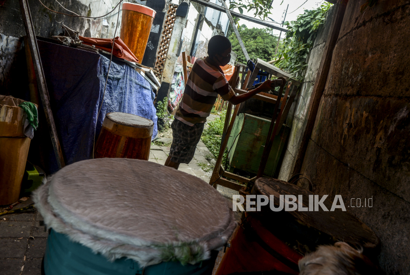 Pedagang menyelesaikan pembuatan bedug untuk dijual di kawasan Tanah Abang, Jakarta, Ahad (3/5). Menurut pedagang, penjualan bedug pada Ramadhan tahun ini menurun sekitar 70 persen karena sepi dari pembeli akibat wabah virus Corona