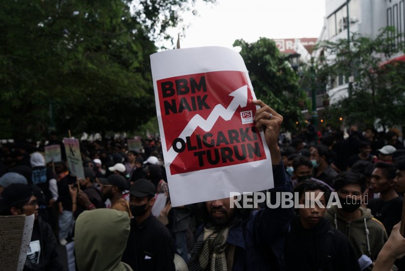 Massa yang tergabung dalam Aliansi Rakyat Bergerak berunjuk rasa di depan Gedung DPRD DIY, Yogyakarta, Rabu (7/9/2022). Dalam unjuk rasa itu mereka menolak kenaikan harga BBM dan menuntut pemerintah memaksimalkan APBN untuk subsidi BBM. 