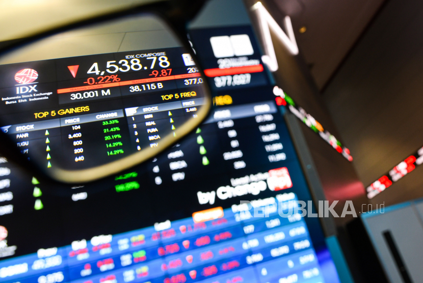Bursa saham Inggris ditutup menguat pada perdagangan Jumat (19/6) setelah sehari sebelumnya mengalami kerugian. Indeks acuan FTSE 100 di Bursa Efek London terangkat 1,10 persen atau 68,53 poin, menjadi 6.292,60 poin.