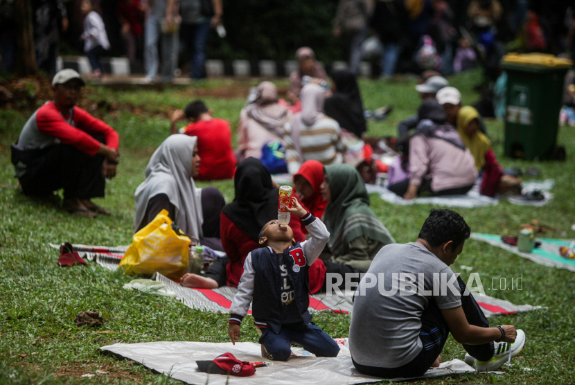 Pengunjung piknik saat berwisata di Taman Margasatwa Ragunan, Jakarta, Senin (25/12/2023). Taman Margasatwa Ragunan menjadi tempat wisata alternatif bagi masyarakat Jabodetabek saat libur Hari Raya Natal dan Tahun Baru 2024. Tercatat hingga pukul 11.00 WIB, sebanyak 19.688 masyarakat berkunjung ke kebun binatang tersebut untuk melihat berbagai jenis satwa.