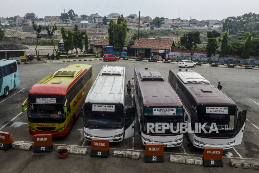 Rapid test digelar di kampung rambutan dengan menyasar 700 orang. Foto, sejumlah bus antar kota antar provinsi (AKAP) menunggu penumpang di Terminal Kampung Rambutan, Jakarta (ilustrasi) 