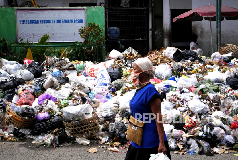 Usai lebaran Idul Fitri 1442 H, terjadi peningkatan volume sampah di Kota Depok.
