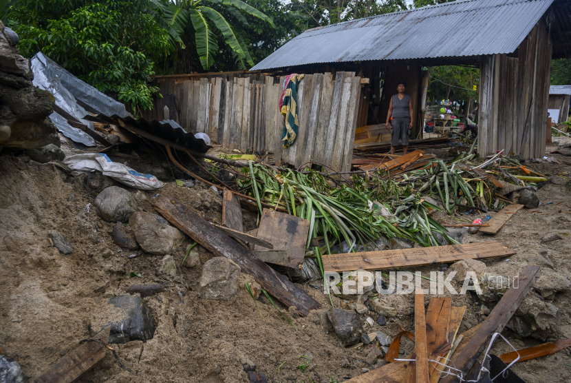 Seorang ibu berada di dalam rumahnya yang rusak akibat banjir di Desa Oloboju, Kabupaten Sigi, Sulawesi Tengah, Rabu (9/9/2020). Meskipun tidak menimbulkan korban jiwa, namun banjir yang terjadi secara tiba-tiba akibat intensitas hujan yang cukup tinggi pada Selasa (8/9/2020) petang itu merusakkkan sedikitnya enam rumah warga di desa itu.