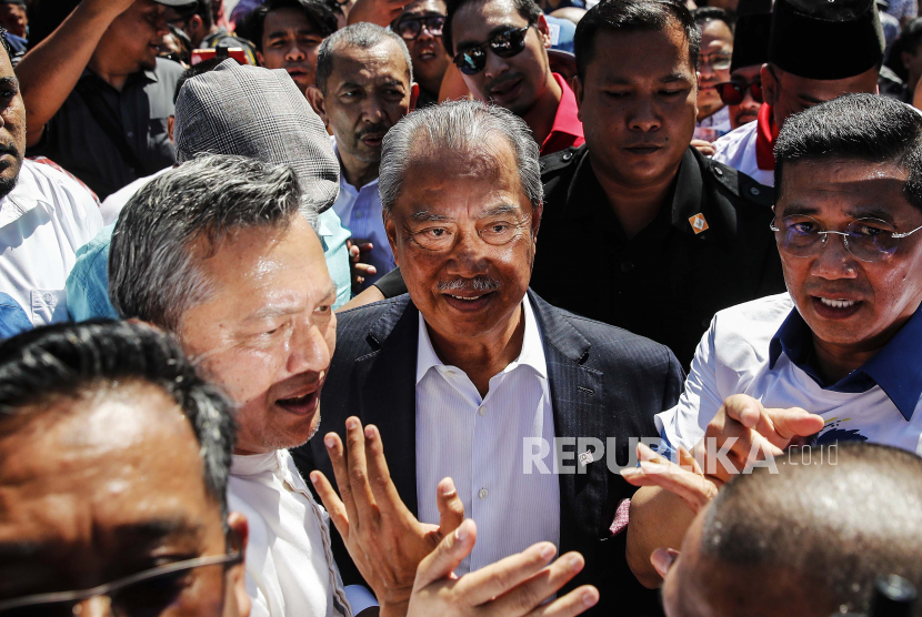 Hakim Pengadilan Tinggi Kuala Lumpur mengabulkan permohonan mantan PM Malaysia Muhyiddin Yassin untuk membebaskannya dari empat dakwaan penyalahgunaan kuasa menerima suap