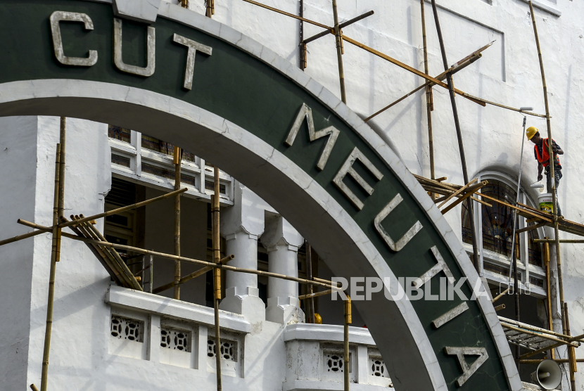 Sejumlah pekerja saat menyelesaikan perbaikan Masjid Cut Meutia, Jakarta, Kamis (25/3). Perbaikan Masjid Cut Meutia yang meliputi penggantian bagian bangunan yang sudah rusak dan pengecatan ulang itu dilakukan dalam rangka menjelang bulan suci Ramadhan. Republika/Putra M. Akbar