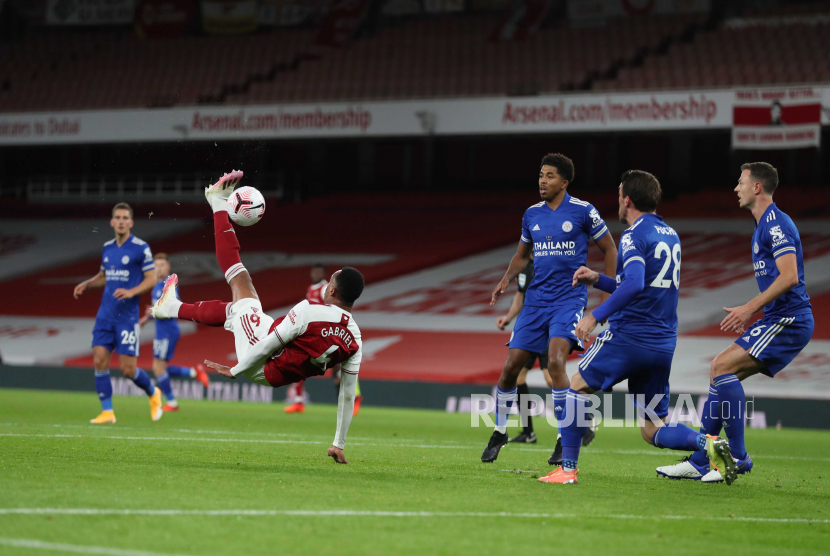 Gabriel Magalhaes (L) of Arsenal in action during the English Premier League soccer match between Arsenal FC and Leicester City in London, Britain, 25 October 2020.  