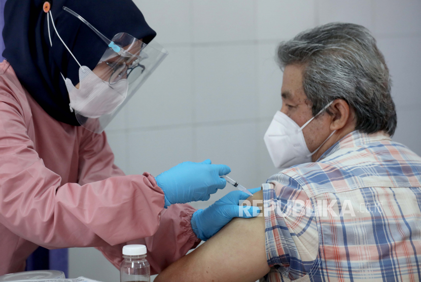  Seorang petugas kesehatan menyuntikkan satu dosis vaksin COVID-19 Sinovac selama program vaksinasi massal untuk lansia di Puskesmas Pondok Pinang di Jakarta, Indonesia, 23 Februari 2021. Indonesia telah memulai fase kedua dari kampanye vaksinasi COVID-19 nasional.
