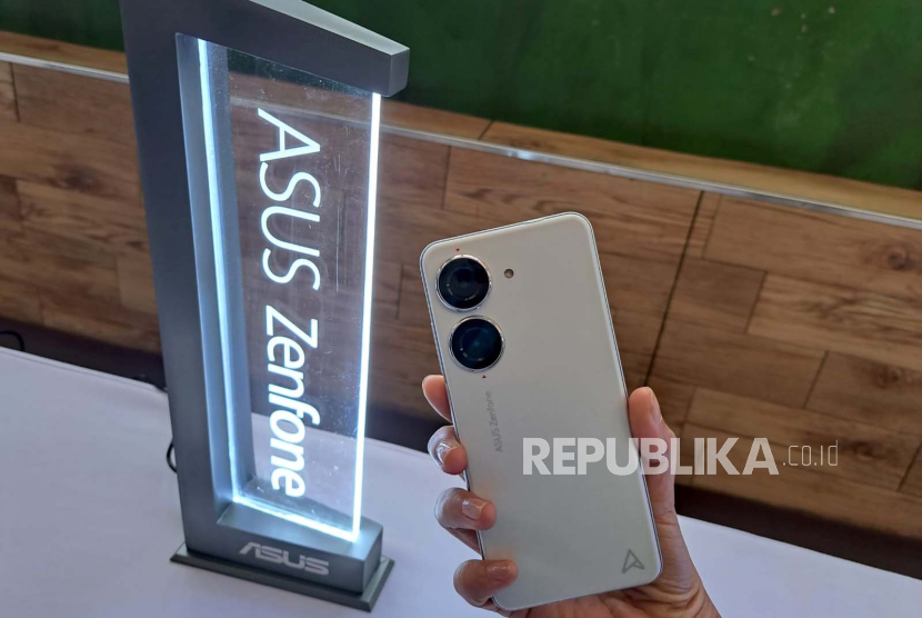 Model menunjukkan smartphone ASUS Zenfone 10 pada Media Sneak Peek ASUS Zenfone 10 di Jakarta, Selasa (19/9/2023). Ponsel akan dirilis secara resmi ke publik pada 29 September 2023. 