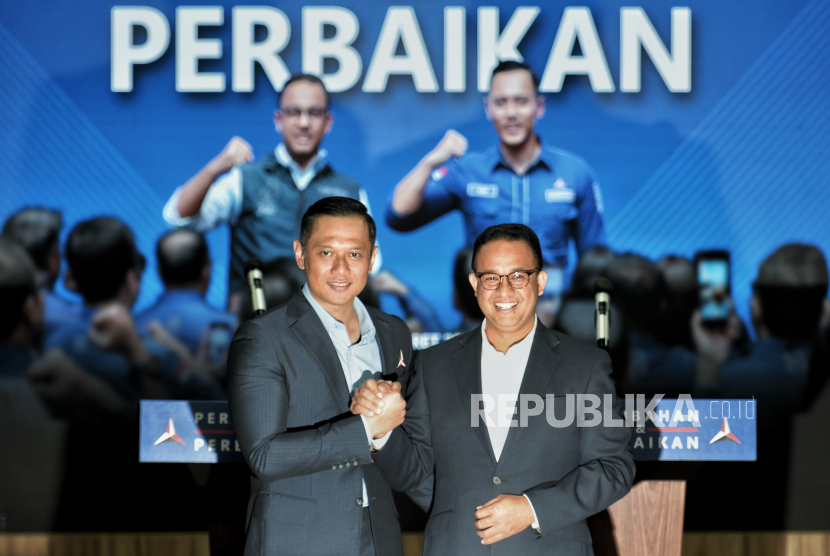 Bakal calon presiden dari Koalisi Perubahan Anies Baswedan (kanan) bersama Ketua Umum Partai Demokrat Agus Harimurti Yudhoyono (AHY) (kiri) saat konferensi pers di kantor DPP Partai Demokrat, Jakarta, Kamis (2/3/2023). Kunjungan Anies ke kantor DPP Demokrat tersebut untuk melakukan pertemuan bersama Majelis Tinggi Partai Demokrat membahas tentang perkembangan Koalisi Perubahan.