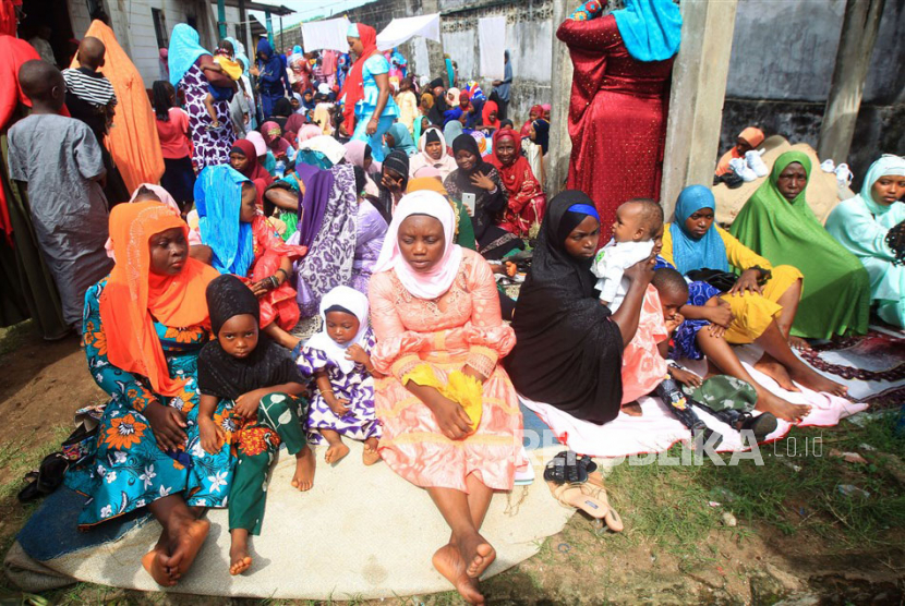  Muslimah dan anak-anak mengikuti sholat Idul Fitri di Masjid Persatuan di Kota Kongo, di luar Monrovia, Liberia, Jumat (21/4/2024).