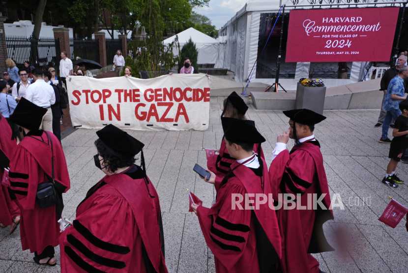 Ratusan mahasiswa keluar dari upacara wisuda Universitas Harvard setelah mereka mengumumkan 13 mahasiswanya tidak akan mendapatkan gelar karena berpartisipasi dalam unjuk rasa Pro-Palestina. 