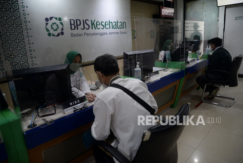 Petugas melayani peserta Badan Penyelenggara Jaminan Sosial (BPJS) Kesehatan di Kantor Cabang Jakarta Pusat, Senin (21/2/2022). Peserta BPJS Kesehatan hingga Maret 2022 bertambah 2,5 juta.