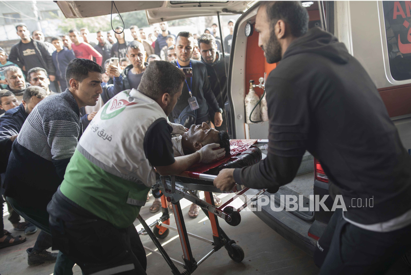  Palestinians transport an injured person to Nasser Hospital in Khan Yunis, southern Gaza Strip, 17 December 2023, following Israeli air strike. More than 18,000 Palestinians and at least 1,200 Israelis have been killed, according to the Palestinian Health Ministry and the Israel Defense Forces (IDF), since Hamas militants launched an attack against Israel from the Gaza Strip on 07 October, and the Israeli operations in Gaza and the West Bank which followed it.  