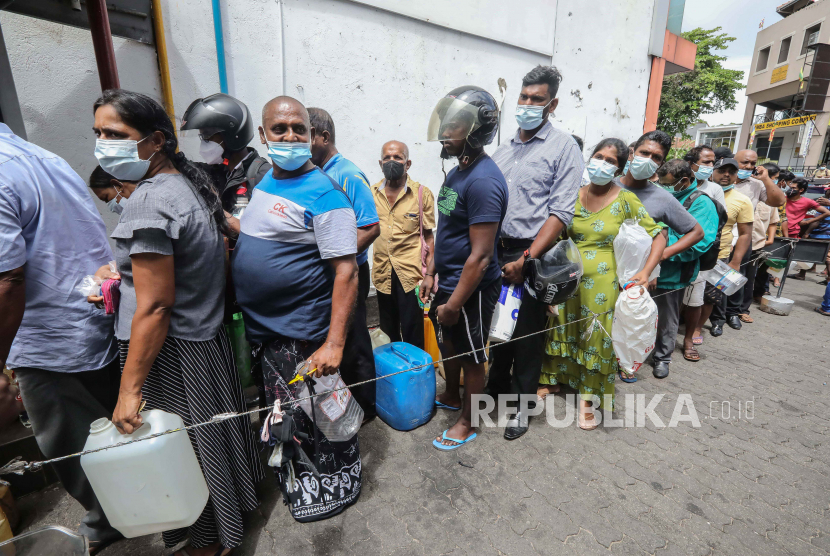 Orang-orang menunggu untuk membeli bensin di sebuah pompa bensin di tengah kekurangan bahan bakar di Kolombo, Sri Lanka, 17 Mei 2022.