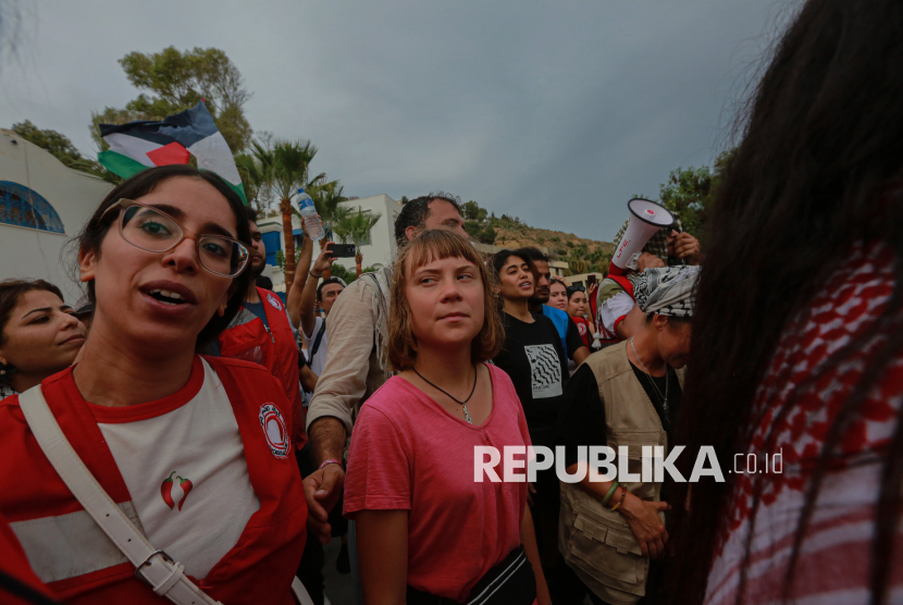 Aktivis Kemanusiaan Greta Thunberg, Thiago Avila dan Yasemin Akar tiba di Pelabuhan Sidi Bou Said, Tunisia, Ahad (6/9/2025). Kedatangan para aktivis dan relawan dari berbagai negara yang berangkat dari Spanyol disambut antusias oleh para delegasi dan warga Tunisia. Ketiga aktivis bersama ratusan relawan dari 44 negara tersebut akan melakukan pelayaran dari Tunisia menuju Gaza untuk membuka koridor kemanusiaan  untuk masyarakat Palestina di Gaza.
