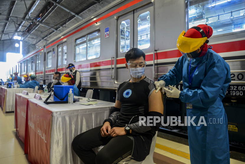 Tenaga kesehatan menyuntikan vaksin Covid-19 kepada penumpang kereta di Stasiun Bogor, Jawa Barat (ilustrasi)
