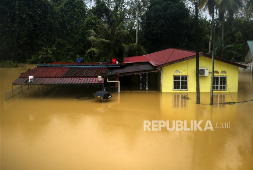  Sebuah rumah terendam air hujan di Segamat, Johor, Malaysia, Jumat (3/3/2023). Menurut media pemerintah, lebih dari 33.000 orang dievakuasi di empat negara bagian yang terkena dampak banjir.
