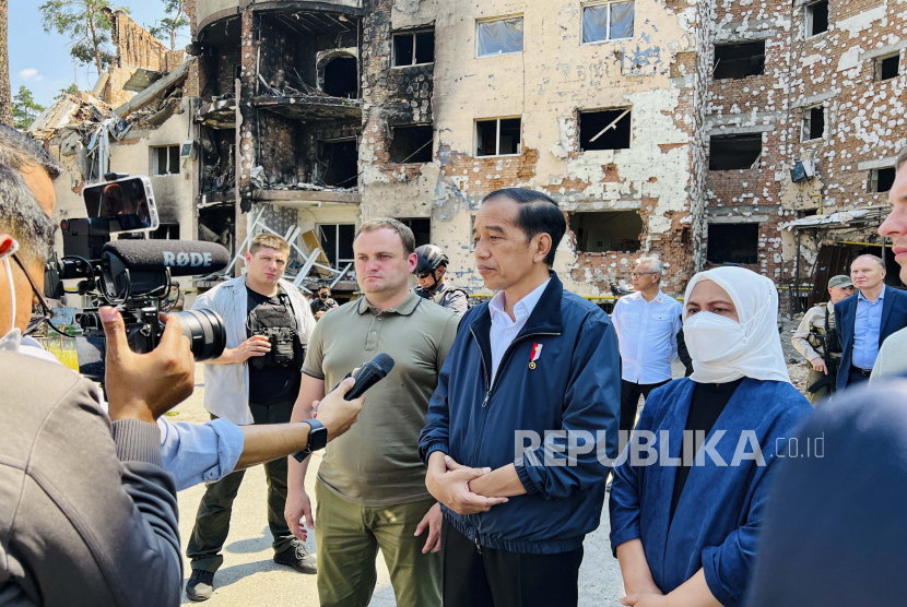 Presiden Jokowi kunjungi lokasi Kota Irpin Ukraina yang dibom Rusia.