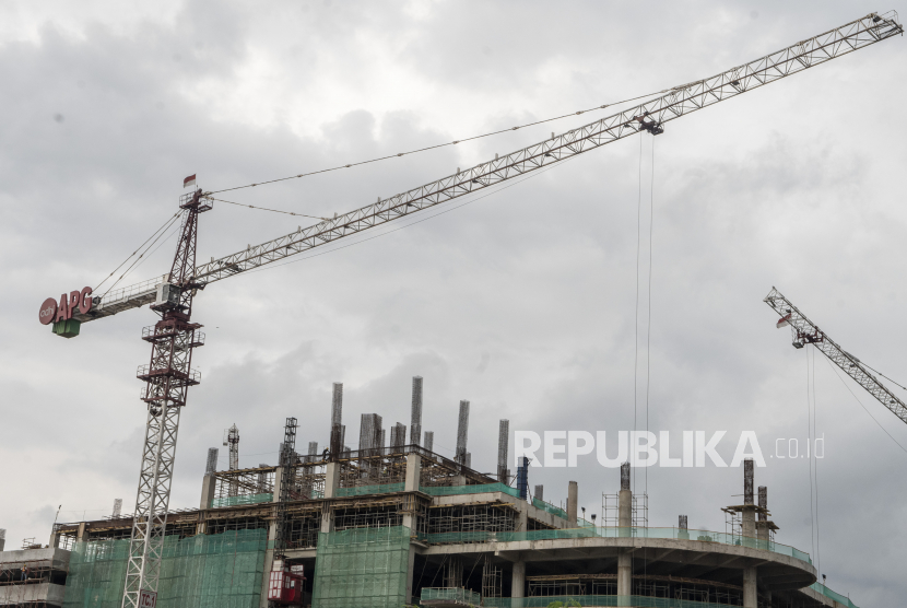 Pekerja menyelesaikan pembangunan gedung bertingkat di Bogor, Jawa Barat, Rabu (9/11/2022). Tahun 2023 akan menjadi tahun politik menjelang Pilpres 2024. Meskipun begitu, investor diharapkan tidak ragu dalam melakukan investasi pada tahun politik saat ini.