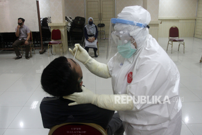 Petugas kesehatan melakukan test swab warga di Padang, Sumatera Barat, Ahad (7/6). (ilustrasi)