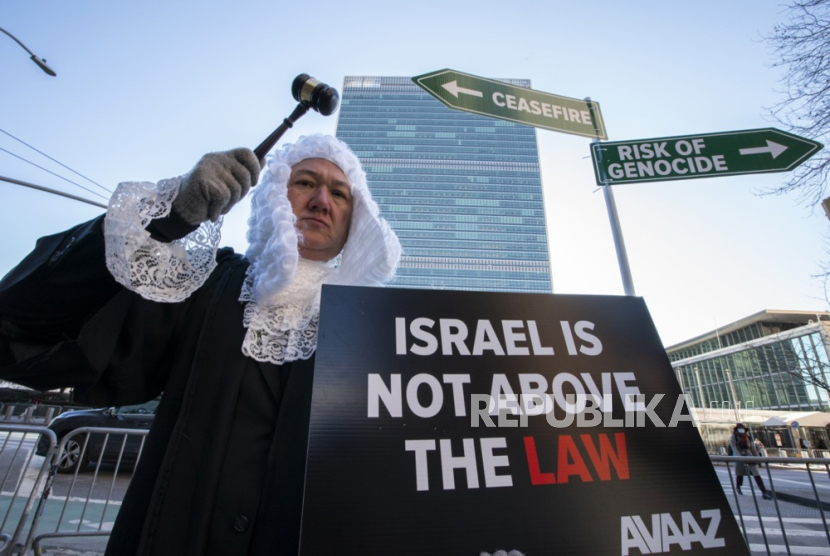 Para aktivis Avaaz melakukan protes di luar PBB sebelum pemungutan suara Dewan Keamanan PBB mengenai gencatan senjata sementara di Gaza, di markas besar PBB di New York, AS, 20 Februari 2024. 