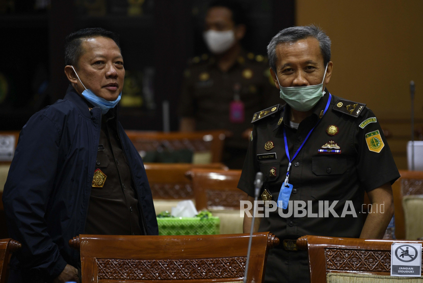 Direktur Penyidikan pada Jampidsus Kejagung Febrie Adriansyah (kiri) bersama Jampidsus Ali Mukartono (kanan)