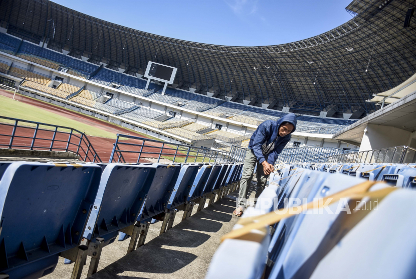 Pekerja memasang tanda jarak fisik di bangku penonton di Stadion Gelora Bandung Lautan Api (GBLA), Gedebage, Kota Bandung, Rabu (1/7). Peninjauan tersebut untuk mengecek langsung penerapan protokol kesehatan di stadion jelang latihan perdana Persib Bandung dan laga lanjutan Liga 1 2020. Foto: Abdan Syakura/Republika