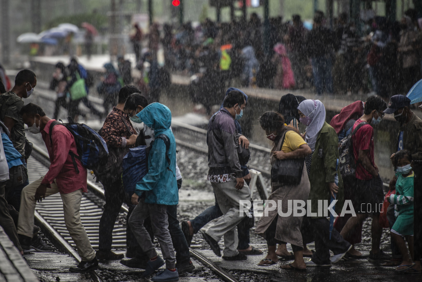 Calon penumpang menyebrangi perlintasan kereta saat menunggu kedatangan kereta rel listrik (KRL) di Stasiun Manggarai, Jakarta (ilustrasi)