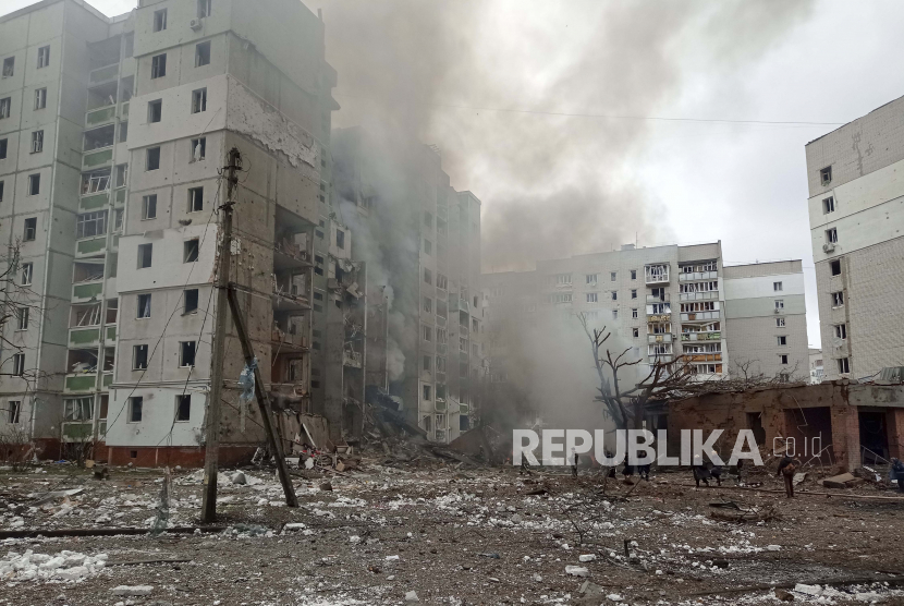 Pemandangan pusat kota rusak setelah serangan udara Rusia di Chernigiv, Ukraina, Kamis, 3 Maret 2022. Pasukan Rusia telah meningkatkan serangan mereka di kota-kota yang padat dalam apa yang disebut pemimpin Ukraina sebagai kampanye teror terang-terangan.