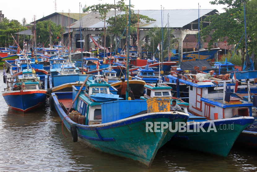 Sejumlah perahu dan kapal nelayan ditambatkan di aliran sungai Desa Ujong Baroh, Kecamatan Johan Pahlawan, Aceh Barat, Aceh, Selasa (21/4). Kementerian Kelautan dan Perikanan (KKP) akan mempercepat dan memperluas sistem resi gudang untuk stabilisasi harga komoditas ikan di tengah pandemi Covid-19. Dirjen Penguatan Daya Saing Produk Kelautan dan Perikanan (PDSPKP), KKP Nilanto Perbowo mengharapkan sistem itu dapat menjadi penyangga harga ikan yang saat ini cenderung menurun.