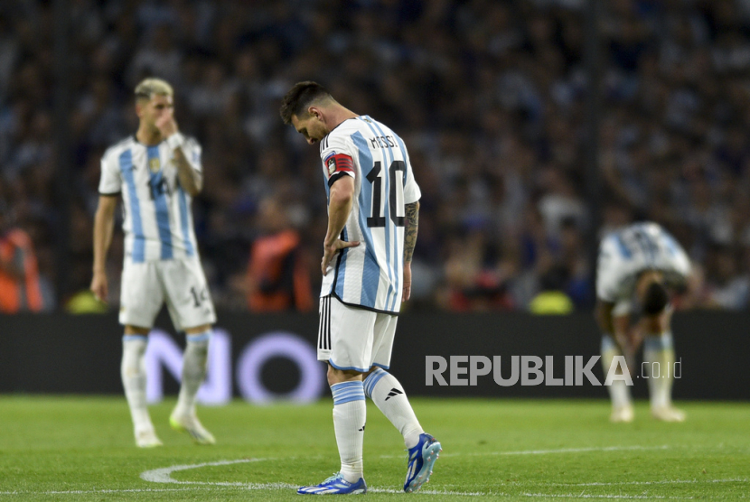 Reaksi Lionel Messi dari Argentina saat pertandingan sepak bola kualifikasi Piala Dunia FIFA 2026 melawan Uruguay di stadion La Bombonera di Buenos Aires, Argentina, Jumat (17/11/2023).