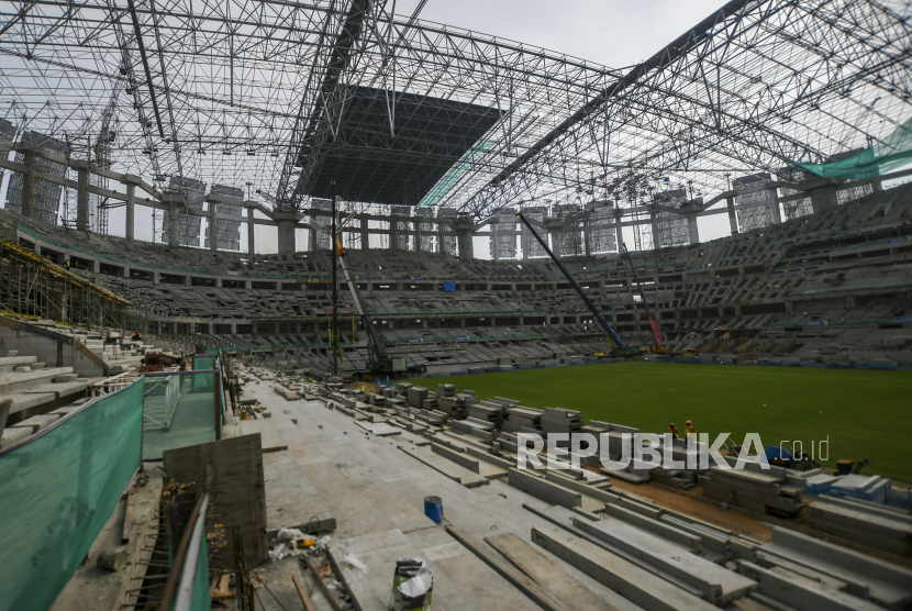 Pekerja menyelesaikan pembangunan Jakarta International Stadium (JIS) di Tanjung Priok, Jakarta, Selasa (26/10/2021). Progres pembangunan Jakarta International Stadium yang berkapasitas 82.000 penonton dan digarap oleh PT Jakarta Propertindo tersebut telah mencapai 78 persen dan ditargetkan dapat beroperasi akhir tahun 2021. 