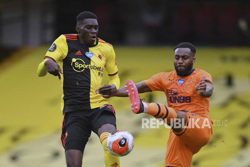 Watfords Ismaila Sarr, left, duels for the ball with Newcastles Danny Rose during the English Premier League soccer match between Watford and Newcastle at the Vicarage Road Stadium in Watford, England, Saturday, July 11, 2020. (Justin Setterfield/Pool via AP)