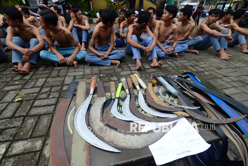 Petugas mengamankan sejumlah pelajar beserta barang bukti senjata tajam jenis celurit di Mapolsek Sukaraja, Bogor, Jabar, Jumat (7/11).