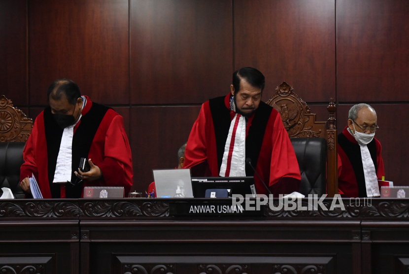 Ketua Majelis Hakim Mahkamah Konstitusi (MK) Anwar Usman (tengah) bersiap memimpin jalannya sidang pengujian materiil UU di Gedung Mahkamah Konstitusi, Jakarta, Selasa (31/1/2023). (Ilustrasi)